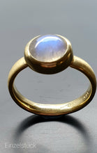 Lade das Bild in den Galerie-Viewer, Ring mit Mondstein
